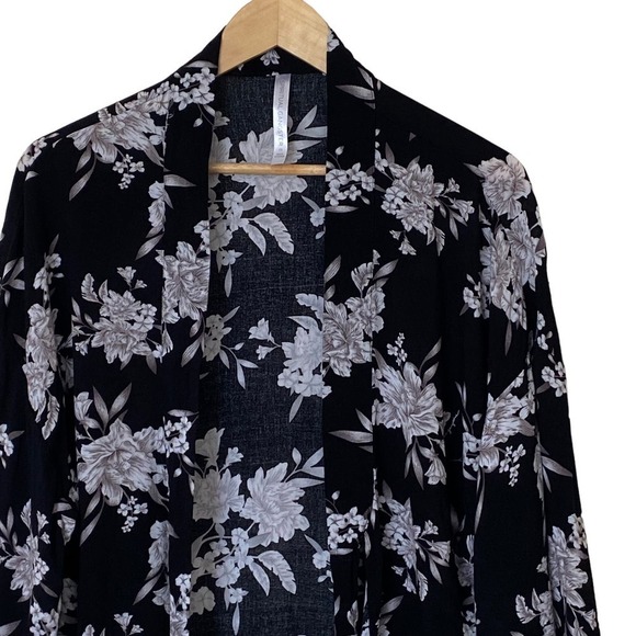 SPIRITUAL GANGSTER Maya Floral Kimono Robe, Size One Size - Picture 5 of 12